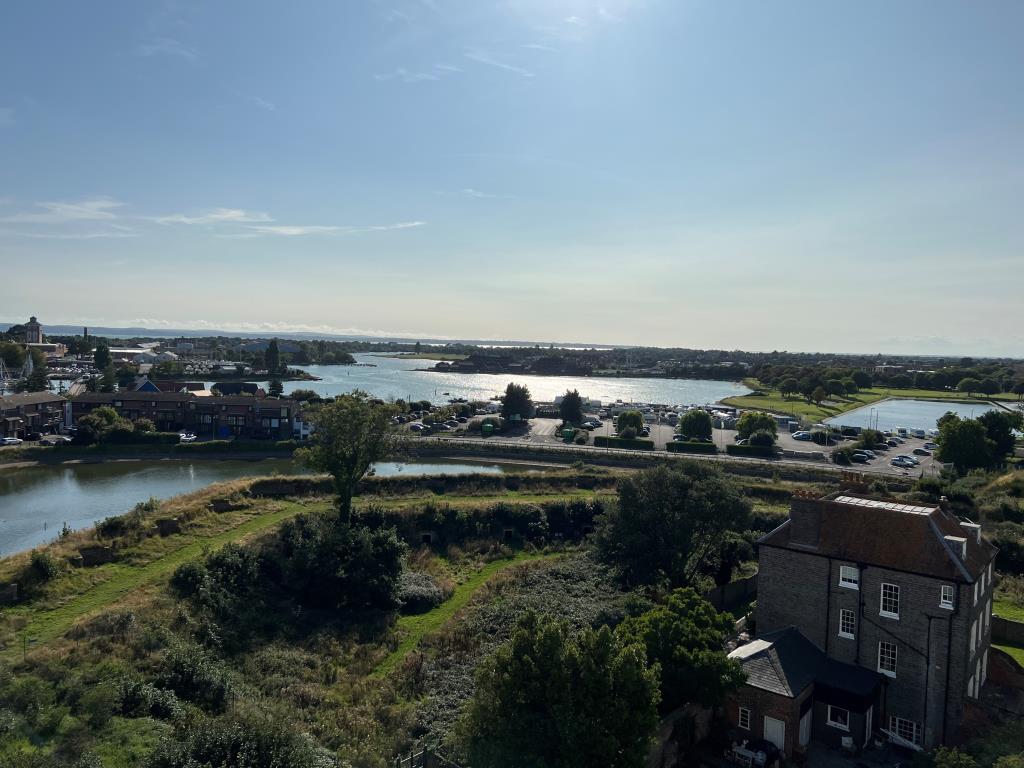 Lot: 71 - FLAT FOR INVESTMENT OR OCCUPATION WITH ATTRACTIVE VIEWS - View from flat of Haslar Lake